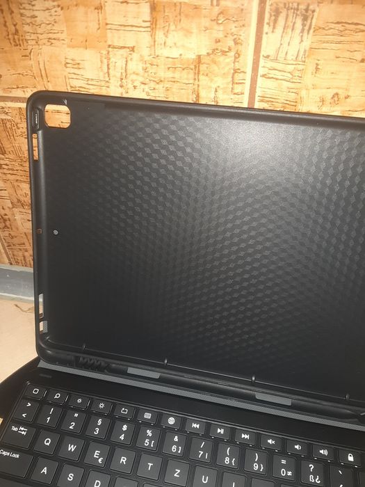 Чехол с клавиатурой  к айпаду 10.2