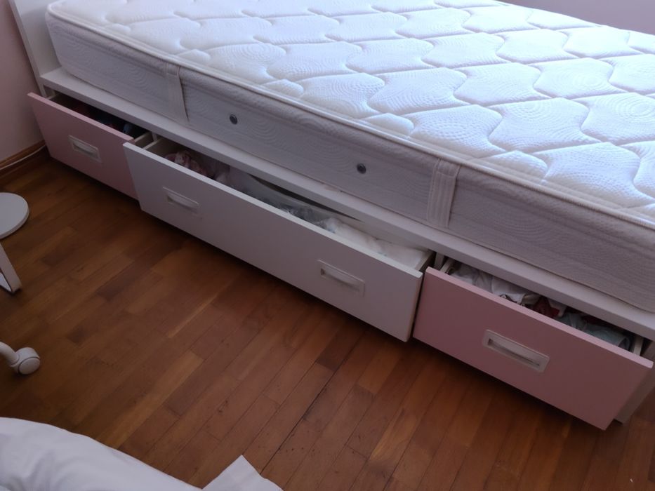 Cama e colchão de criança