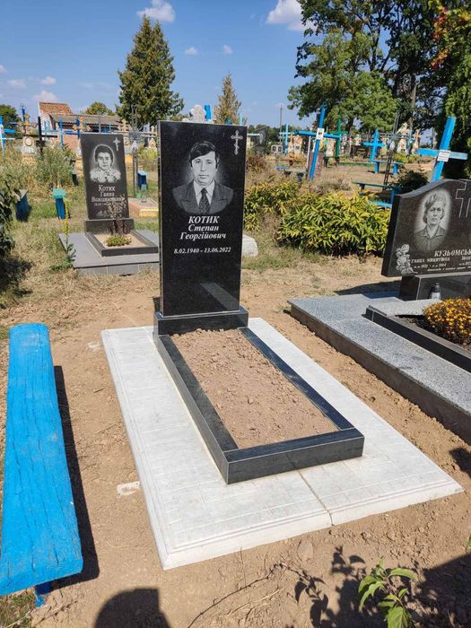 ПАМ'ЯТНИКИ з граніту, мармурової крихти та бетону