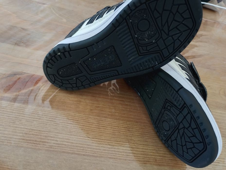 tênis Adidas TAM 28