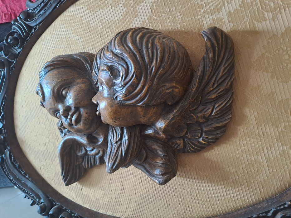 Quadro grande e antigo com relevo