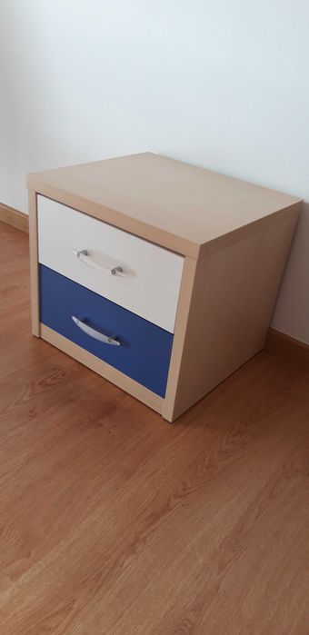 Mesa de cabeceira com 2 gavetas