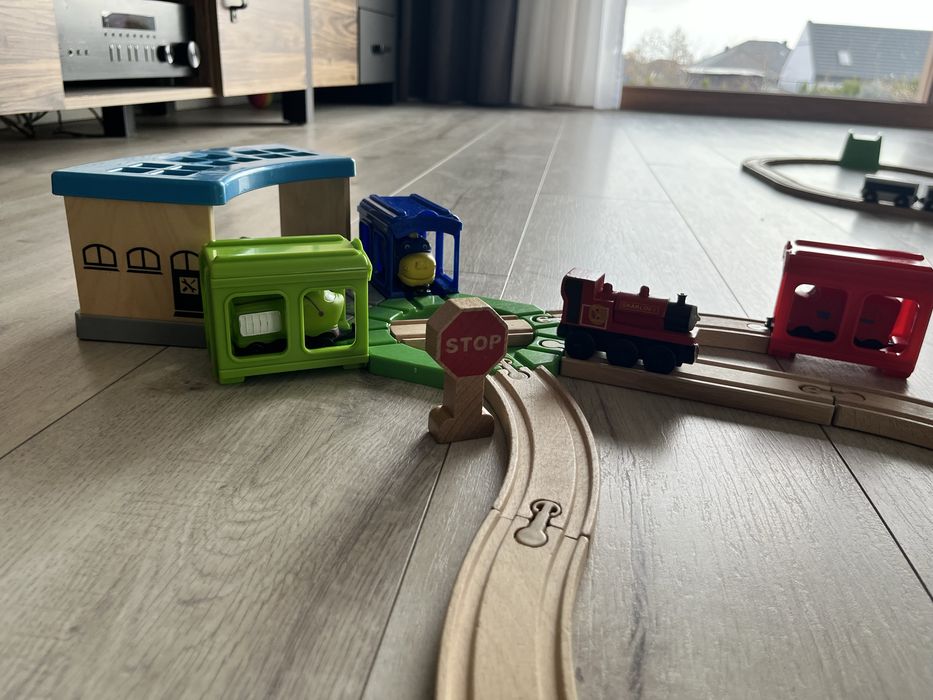 Tory z kolejką i  wagonami