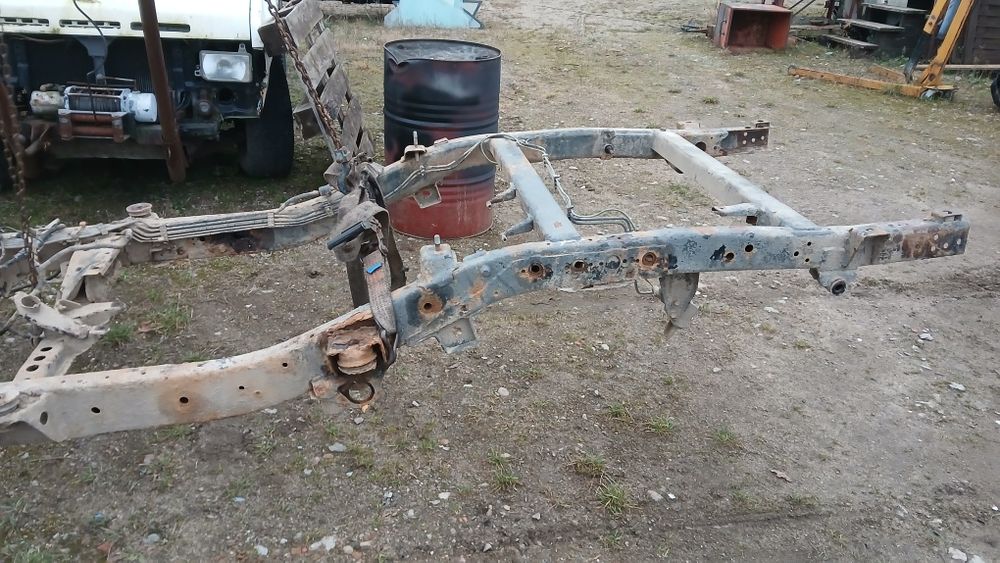 Nissan Pickup D22 D21 Navara NP300 rama tył