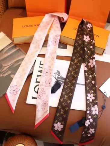 Dwie szale z wiśniami marki LV