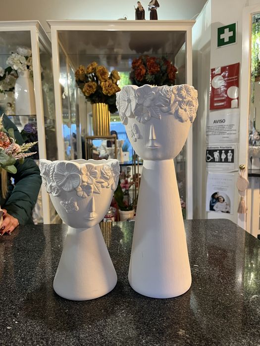 Conjunto de duas jarras decorativas em cerâmica