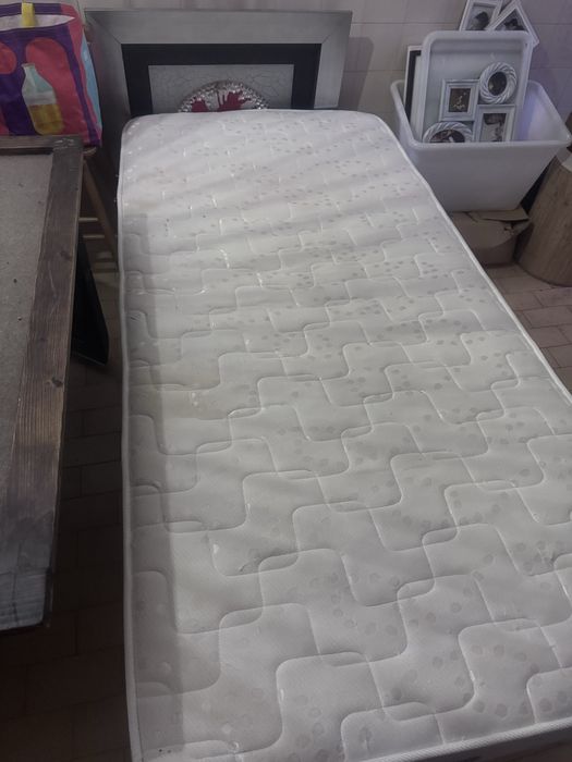 Cama indivual com colchão