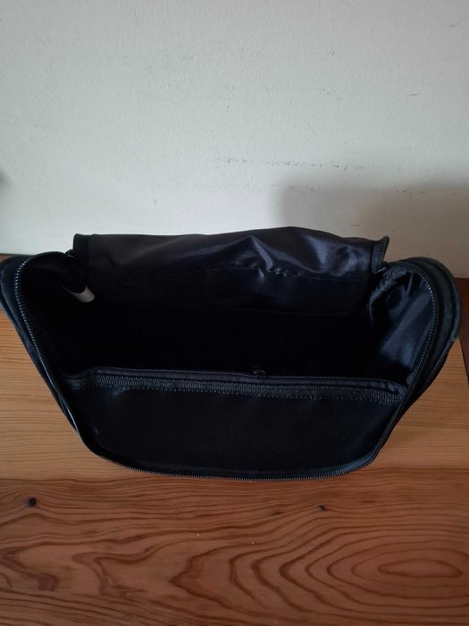 Bolsa nécessaire com gancho para pendurar