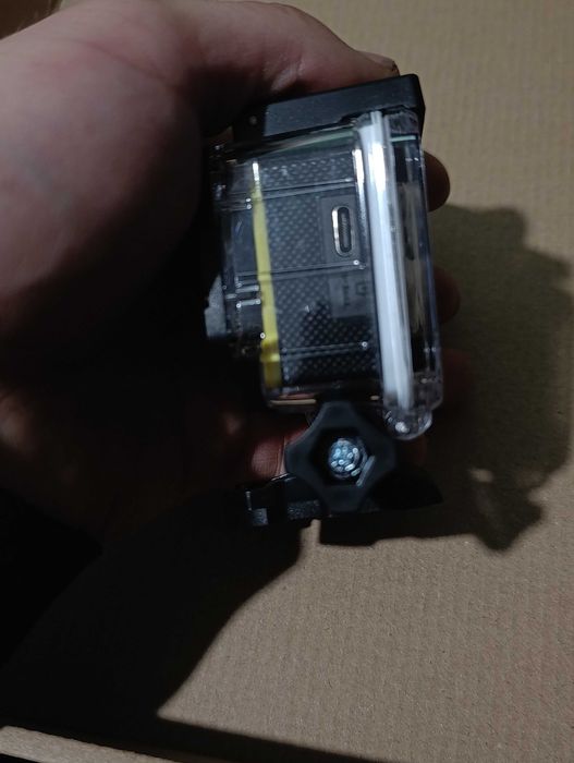 Екшн камера з кріпленням. На шолом