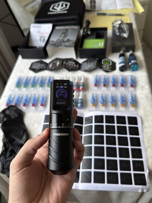 Kit Tatuagem Profissional COMPLETO | Máquina Pen Sem fios, Pele Treino, Instruções, Stroke Regulável