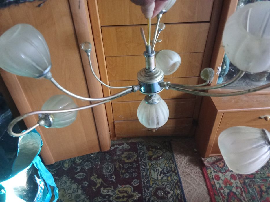 Люстра на семь  ламп.с хрусталиками.