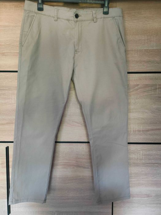 Beżowe spodnie chinosy męskie - New Yorker