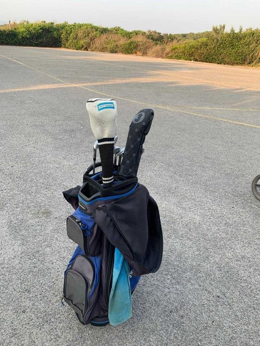 Saco de Golfe com set de ferros, drive, madeira3 Taylormade e trolley