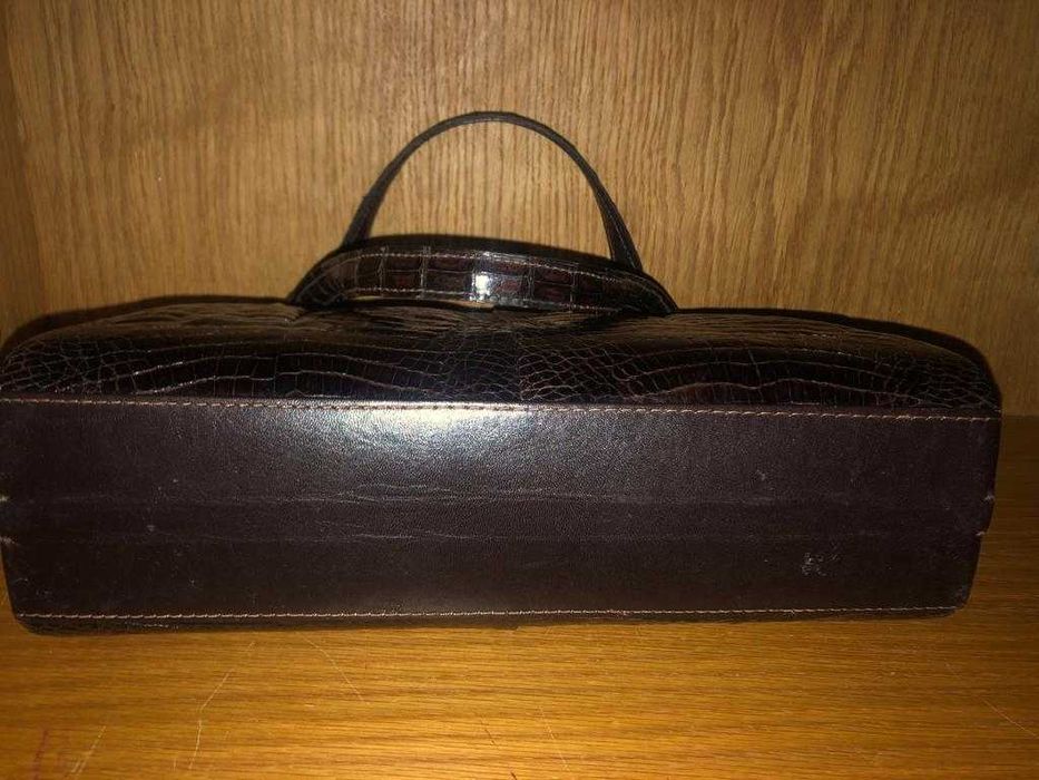 Carteira castanha de crocodilo