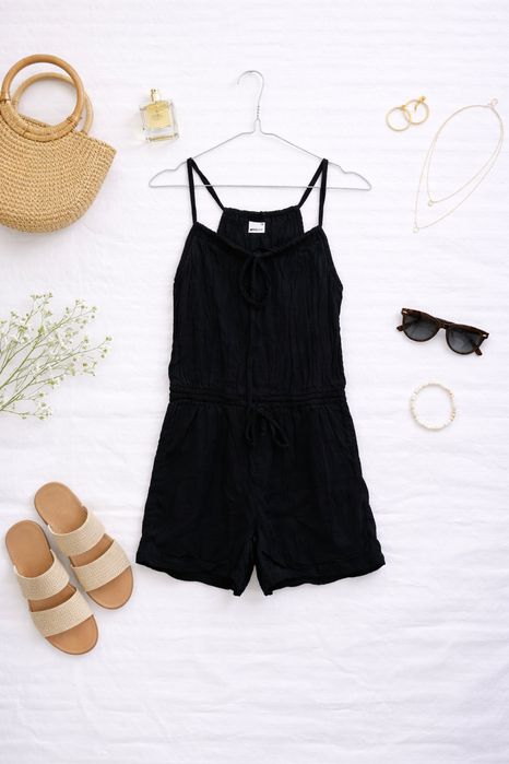 Czarny kombinezon na cienkich ramiączkach S 36