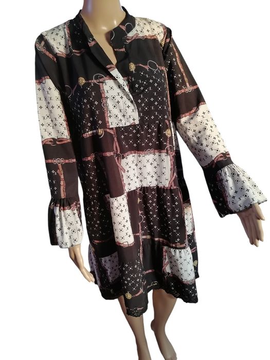 Stylowa sukienka Made in Italy w modnym wzorze.
Rozmiar uniwersalny –