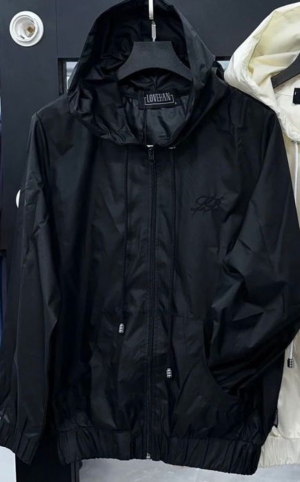 Продам НОВУ курточку. Легеньку вітрівку . Розмір л