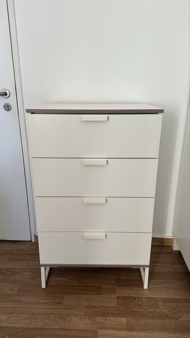 Cómoda branca com 4 gavetas