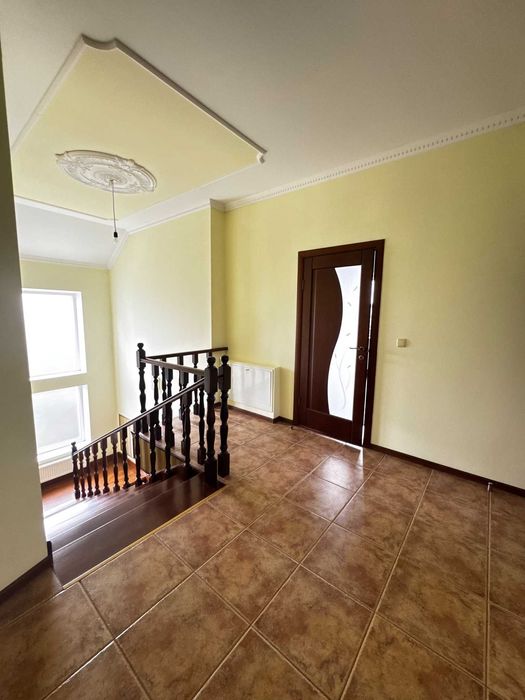 Продам новий будинок з ремонтом 245м2/10соток в Крихівцях.