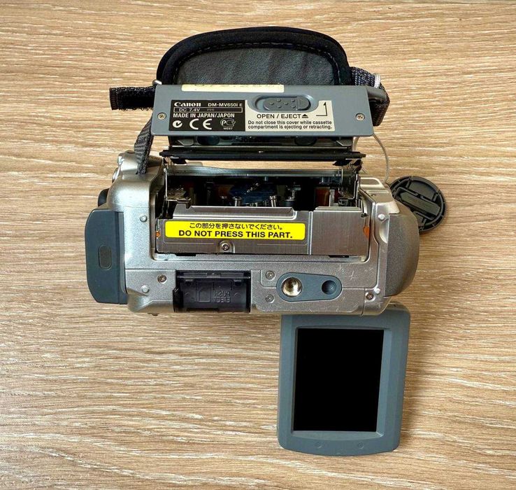 Відеокамера Canon DM-MV650i