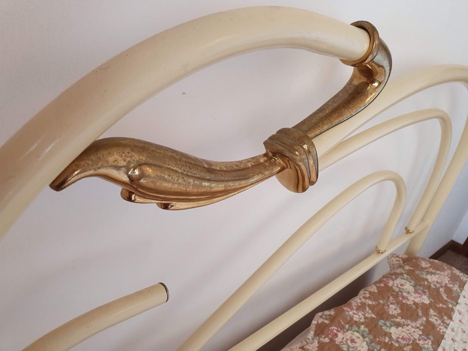 Cama em ferro com apontamentos dourados