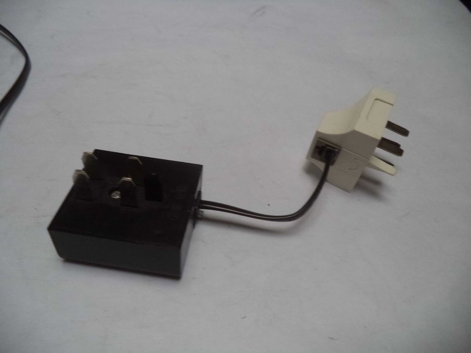 Zestaw wtyczek i kabli telefonicznych analogowych