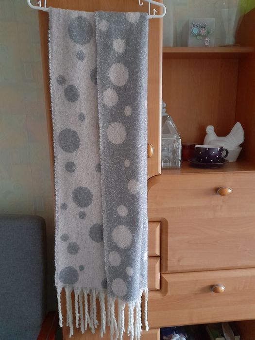 Duży ciepły szalik w grochy 200 x 50 cm