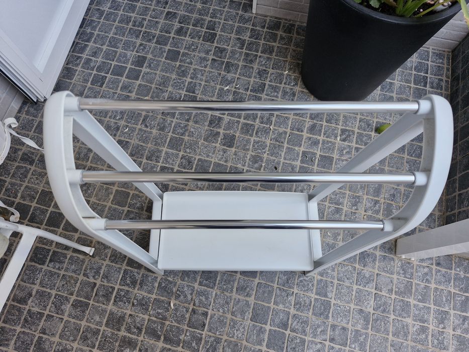 Toalheiro em plástico e alumínio