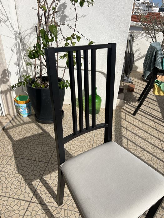 Cadeiras de madeira e tecido brancas do Ikea x5 -