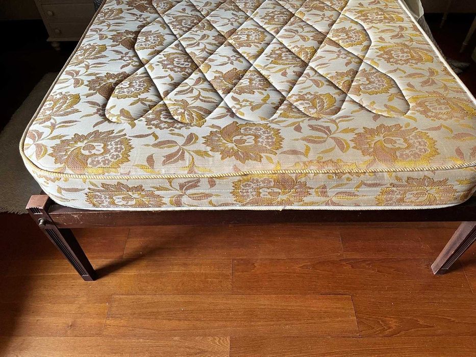 Cama de casal em madeira maciça (1,4x2,0)