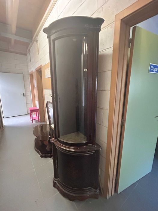 Móvel vitrine em canto