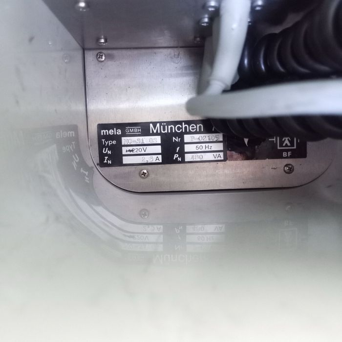Медичний дефібрилятор моделі Melacard - Defi Simplex GS виробництва компанії Degner GmbH.Прилад оснащений аналоговим вимірювачем енергії в Джоулях