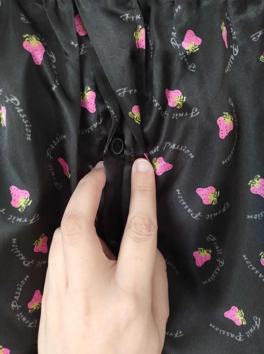 Czarne szorty spodenki piżamowe piżama C&A w owoce truskawki S