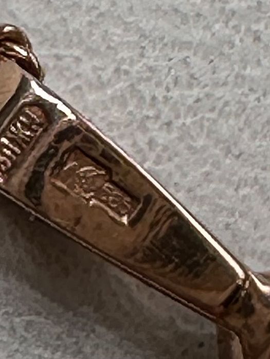 Złoty naszyjnik z perłą i diamentami