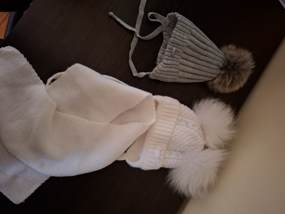 Шапки сіра, та біла з шарфіком