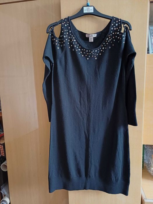 Dzianinowa sukienka z odkrytymi ramionami