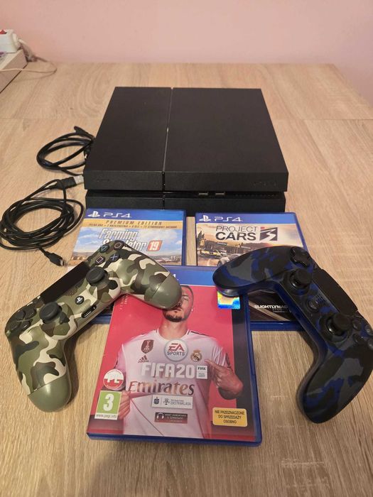Konsola PlayStation 4 plus kierownica
