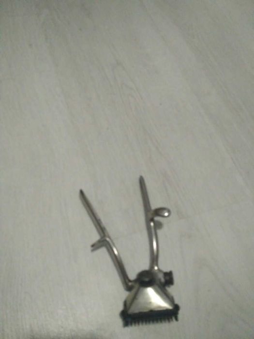 Ручна механічна машинка для постригу волосся часів СРСР