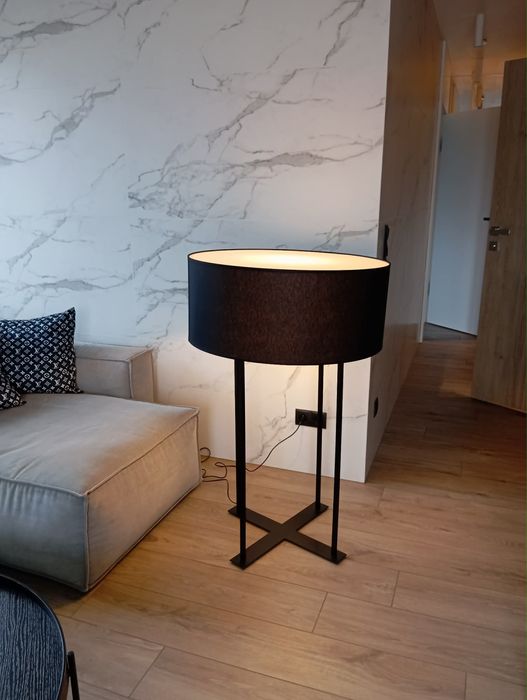 Czarna stylowa lampa stojąca Shilo Bonar Dohar – Czarno – Czarny