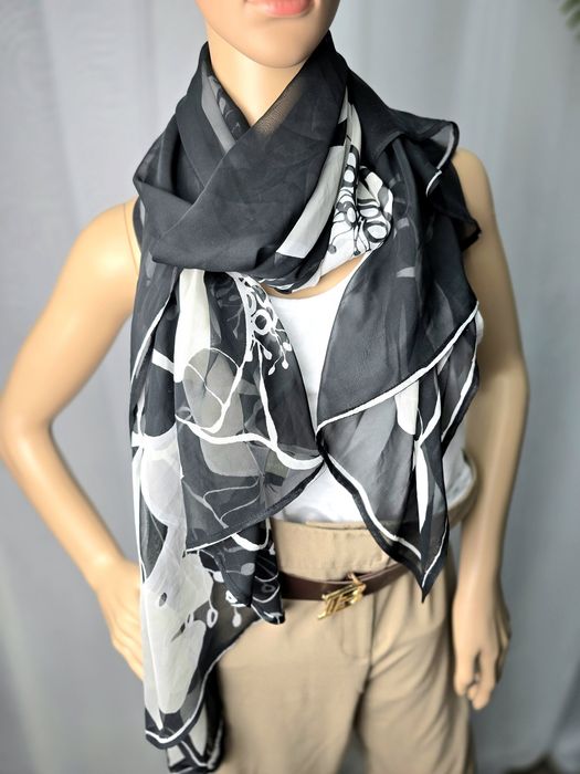 Apaszka chusta ,czarno biała w kwiaty duża długa cienka na wiosnę