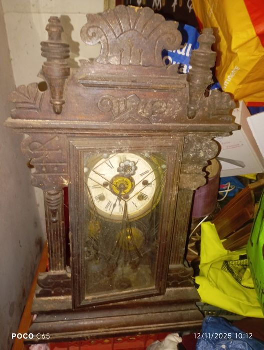 Vários relógios antigos