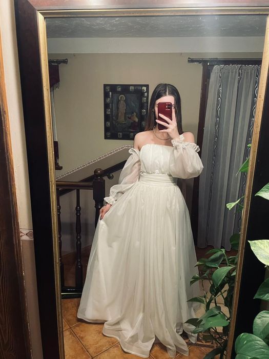 Suknia ślubna ecru.