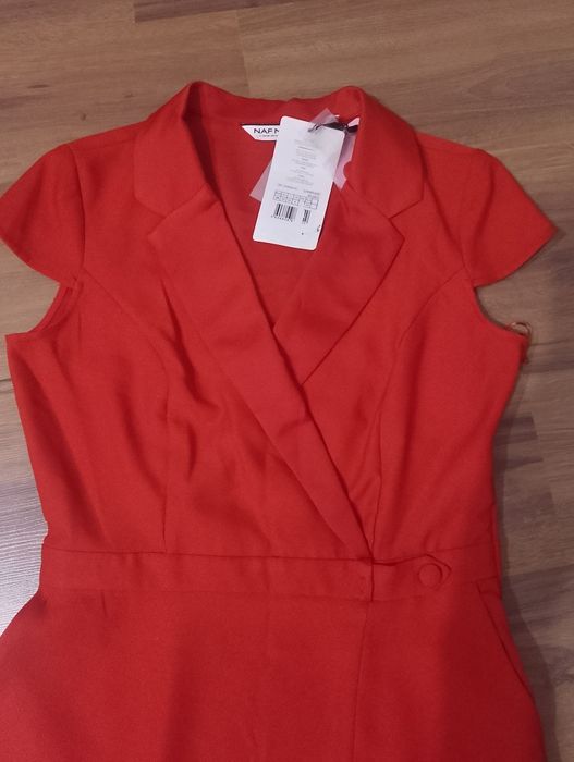 Elegancka, czerwona sukienka.