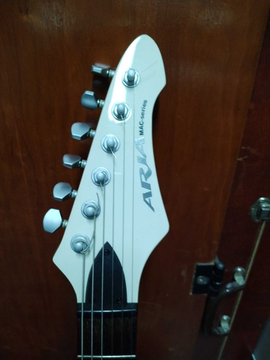 Combo, guitarra amplificador e pedaleira.