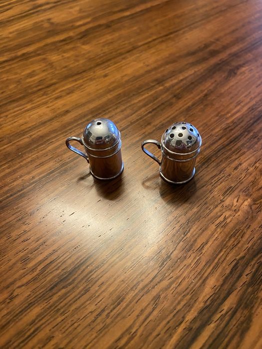 Saleiro e pimenteiro individuais em prata