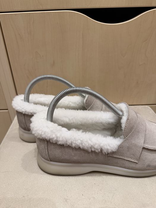 Лоферы бежевые замшевые и белый мех 38 р