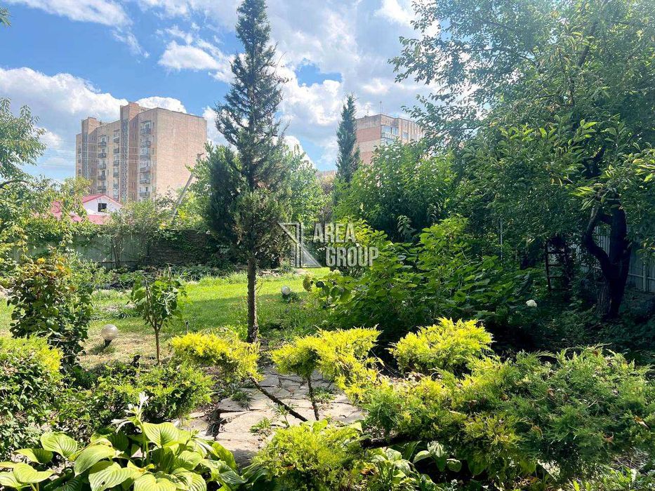 Продається просторий будинок.