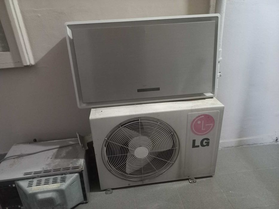 Київ. Центр. Продам кондіціонер LG, 18 головка.  Зовнішній блок працюе. Внутрішній залило водой, не працюе плата управління.