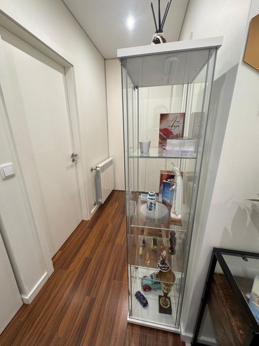 Vitrine em vidro com prateleiras e iluminação