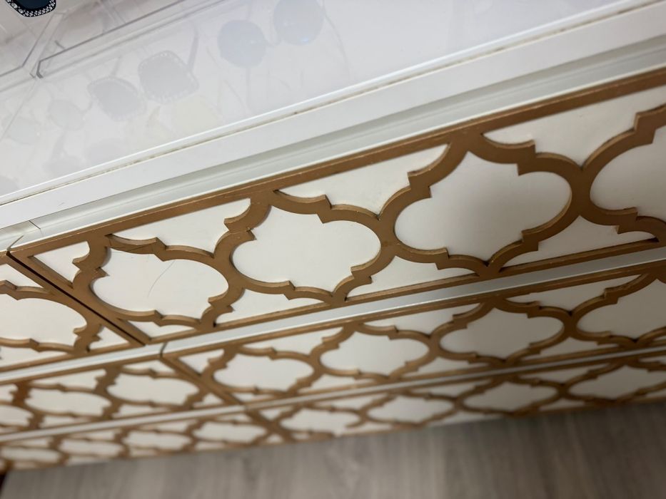 Cómoda dupla branca com dourado